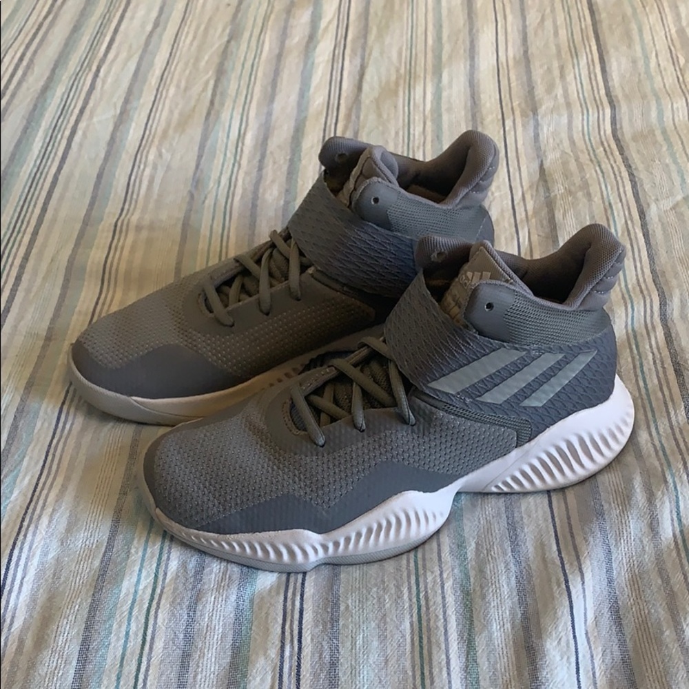 Girl’s basketball shoes